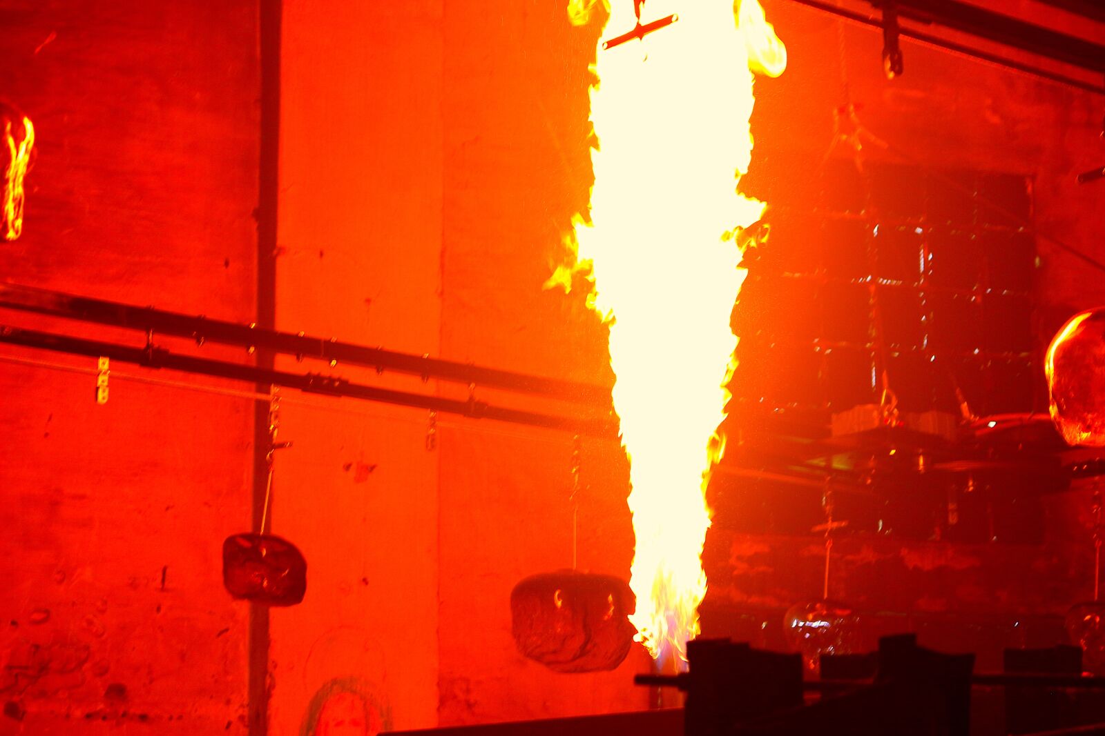 Canon EOS 100D (EOS Rebel SL1 / EOS Kiss X7) sample photo. Fire, factory, glass blowing photography