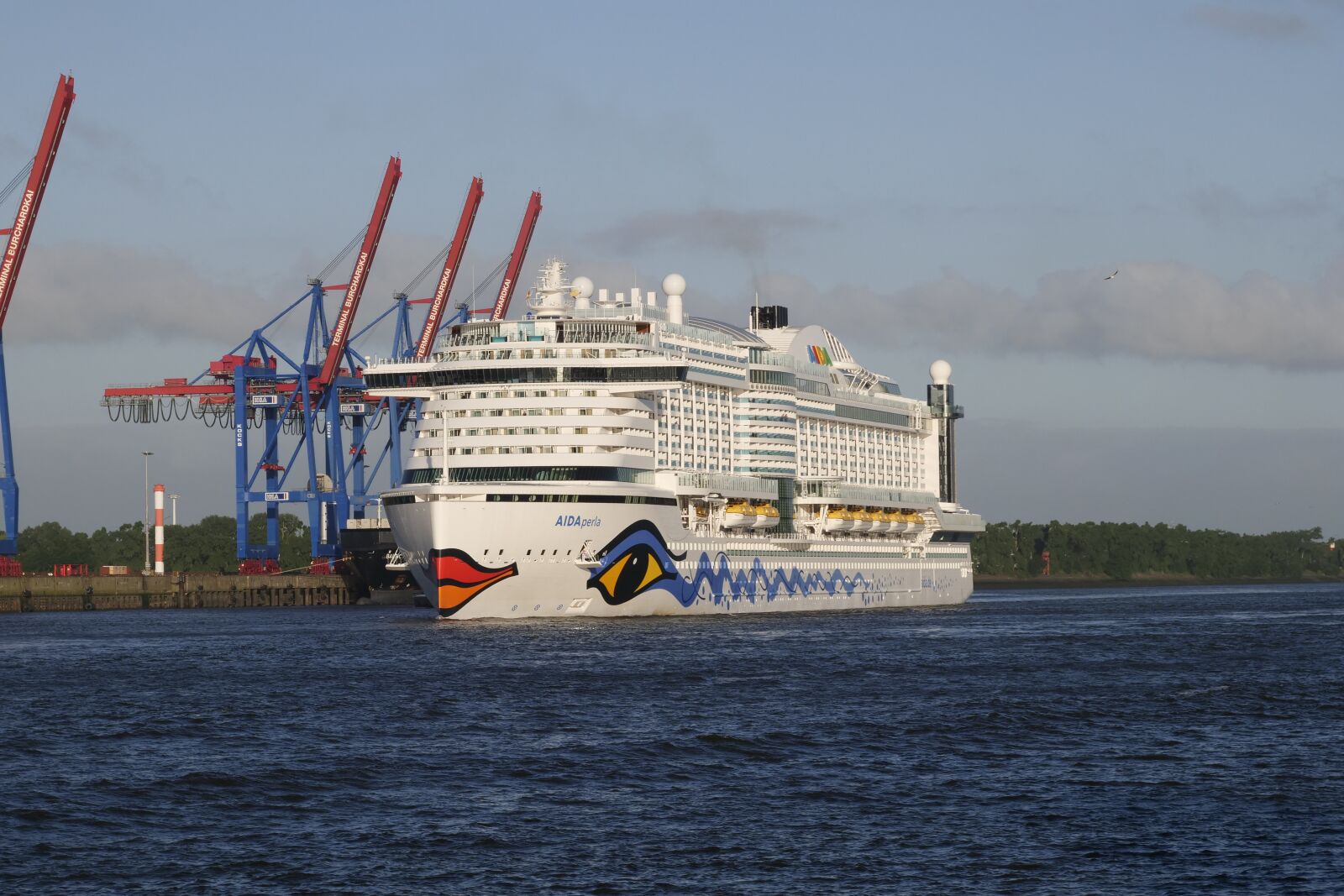 Panasonic Lumix DC-G9 sample photo. Shipping, cruise ship, cruises photography