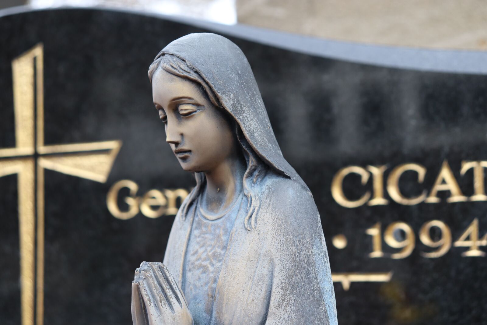 Canon EOS 800D (EOS Rebel T7i / EOS Kiss X9i) sample photo. Statue, girl, prayer photography