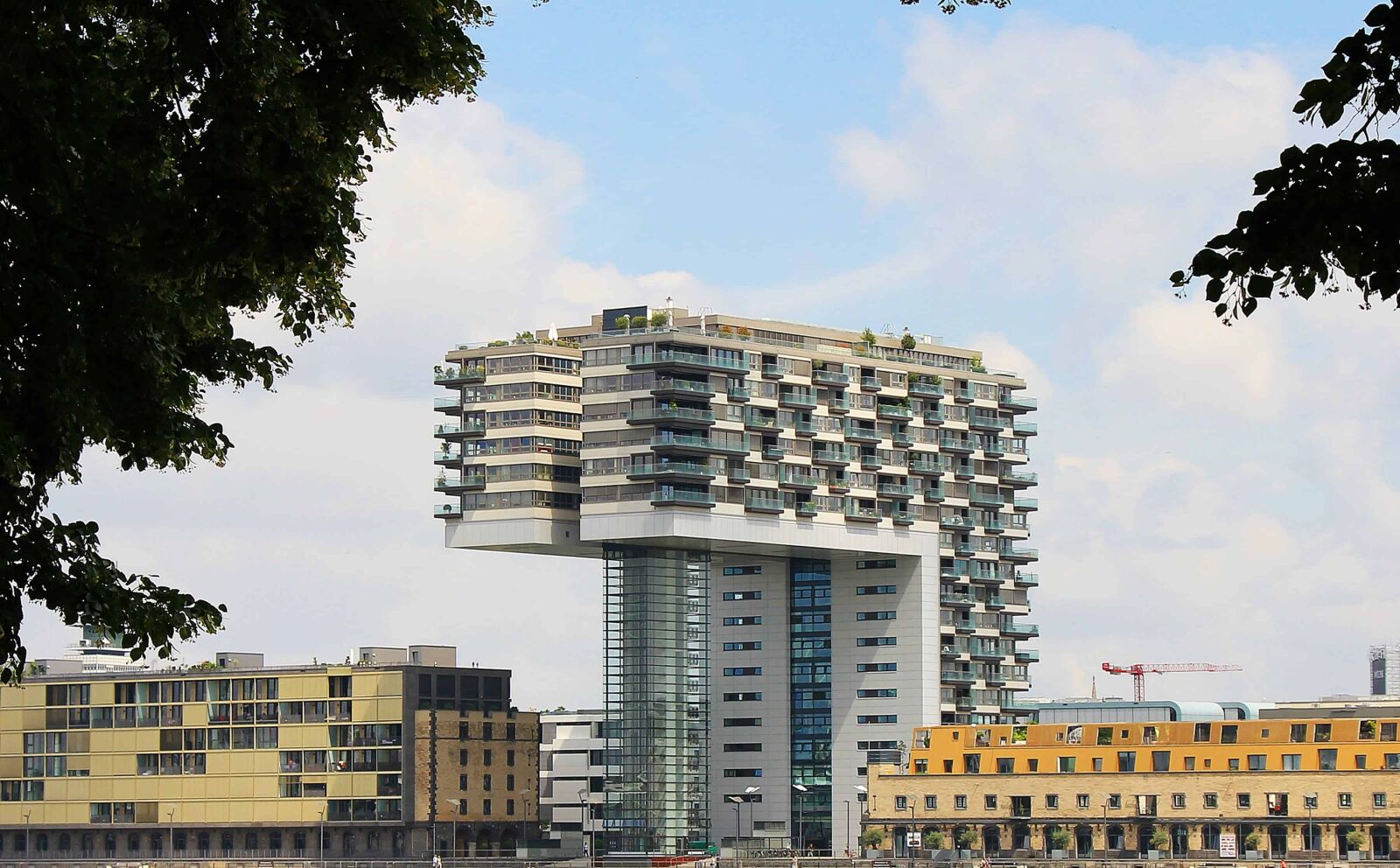 Canon EOS 550D (EOS Rebel T2i / EOS Kiss X4) sample photo. Building, glass, landscape, downtown photography