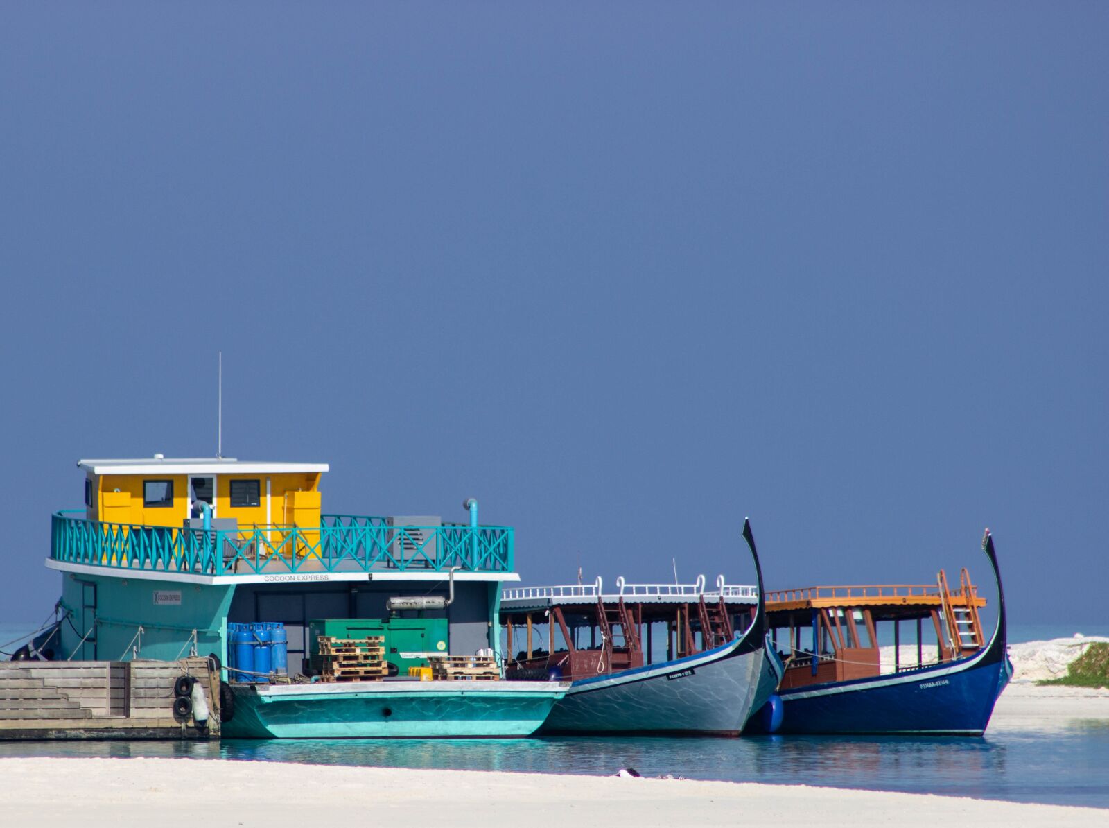 Canon EOS 600D (Rebel EOS T3i / EOS Kiss X5) sample photo. Boat, sea, sand photography