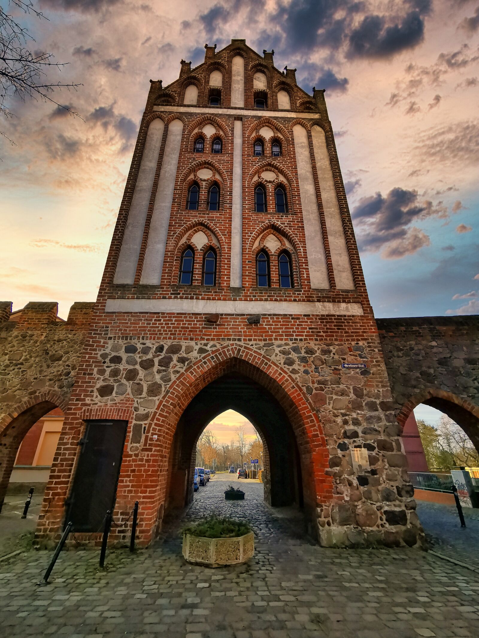 HUAWEI P30 Pro sample photo. Goal, city gate, evening photography