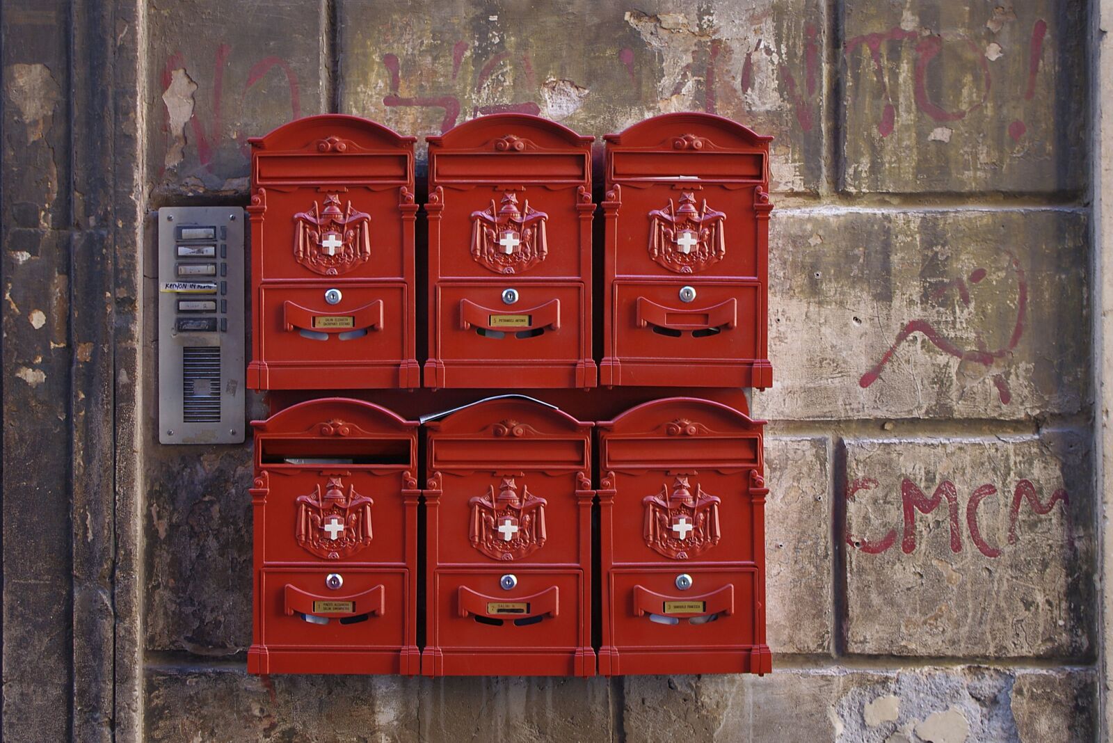 Pentax K-x sample photo. Mailbox, rome, newspaper photography