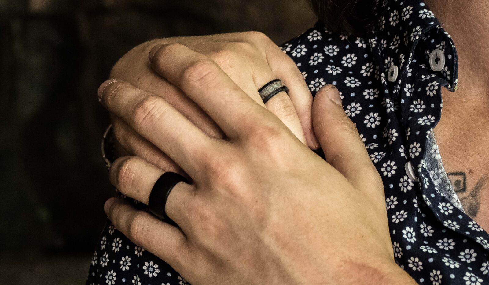 Canon EOS 750D (EOS Rebel T6i / EOS Kiss X8i) sample photo. Hands, love, rings photography