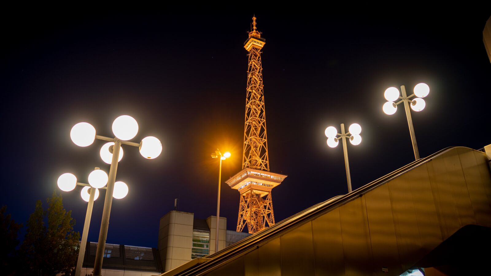 Sony a7 II + Sony FE 28-70mm F3.5-5.6 OSS sample photo. Night, evening, light photography