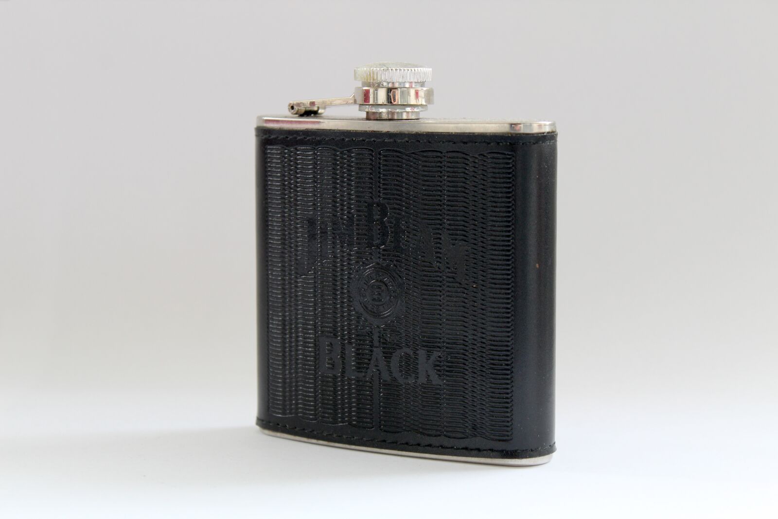 Canon EOS 1300D (EOS Rebel T6 / EOS Kiss X80) sample photo. Hip flask, whisky, glass photography