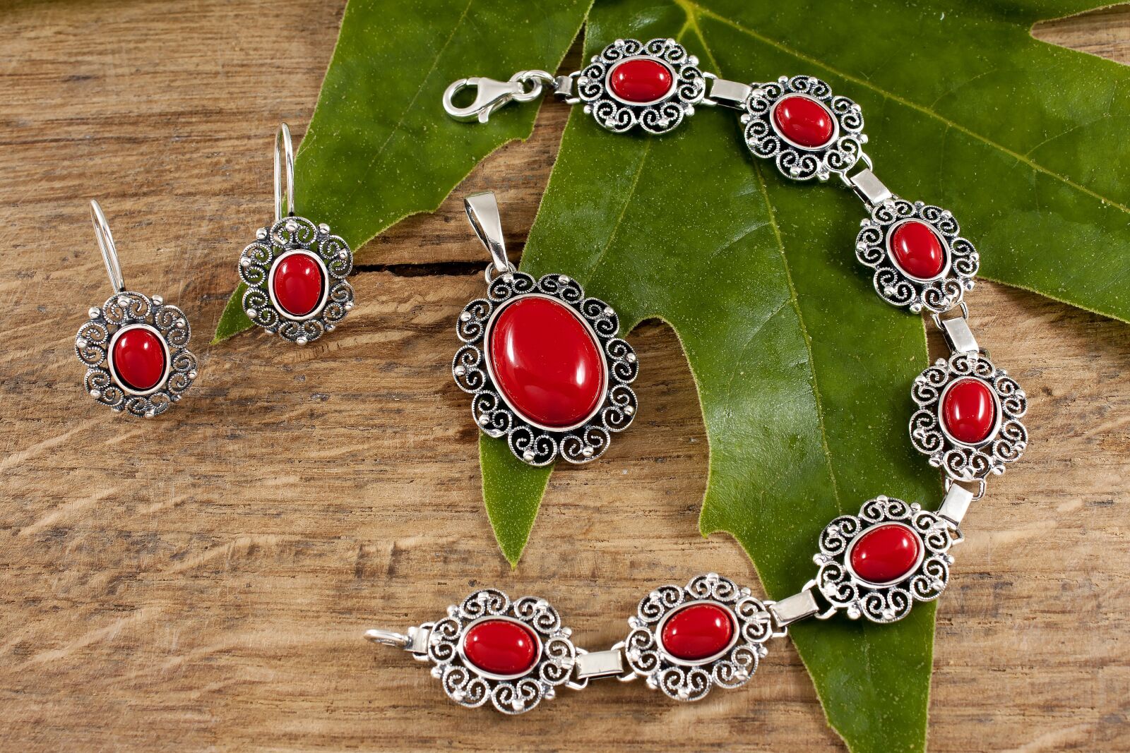 Canon EOS 450D (EOS Rebel XSi / EOS Kiss X2) sample photo. Jewelry, coral, woman photography