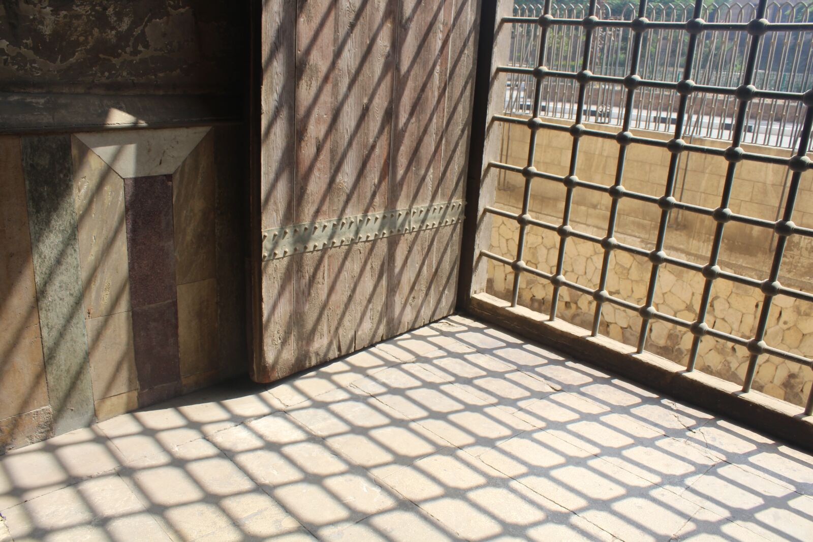Canon EOS 700D (EOS Rebel T5i / EOS Kiss X7i) sample photo. Texture, shadow, architecture photography