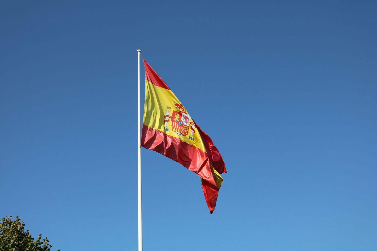 Canon EOS 750D (EOS Rebel T6i / EOS Kiss X8i) + Canon EF-S 18-55mm F3.5-5.6 III sample photo. Flag, spain, country photography