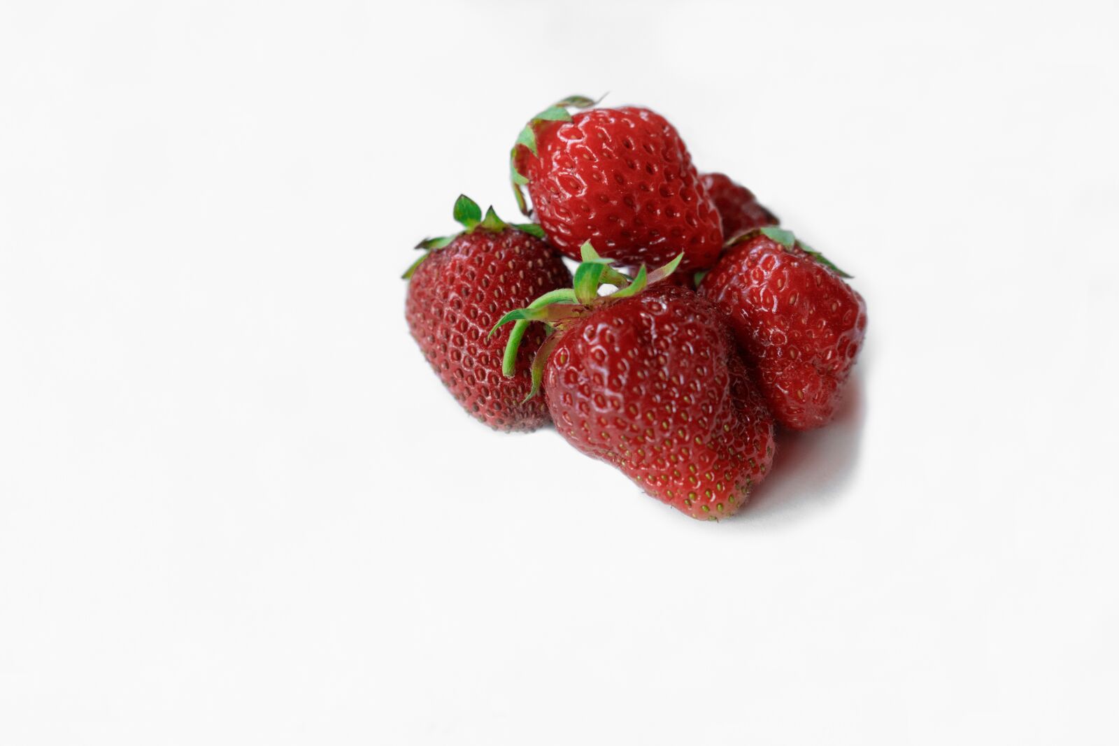 Sony a6300 + Sony FE 28-70mm F3.5-5.6 OSS sample photo. Strawberry, white, background photography