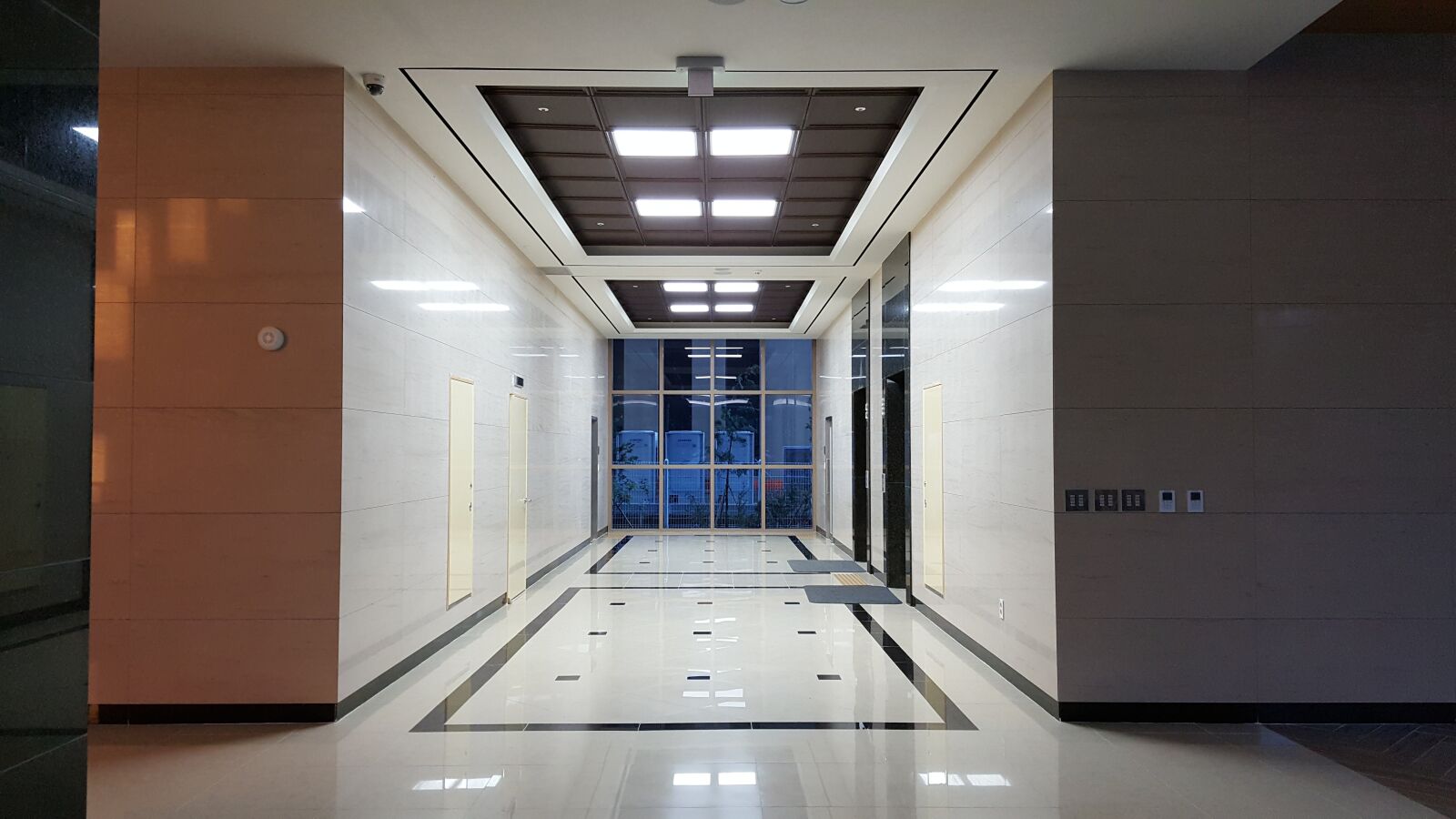 Samsung Galaxy Note5 sample photo. Building, company, lobby photography