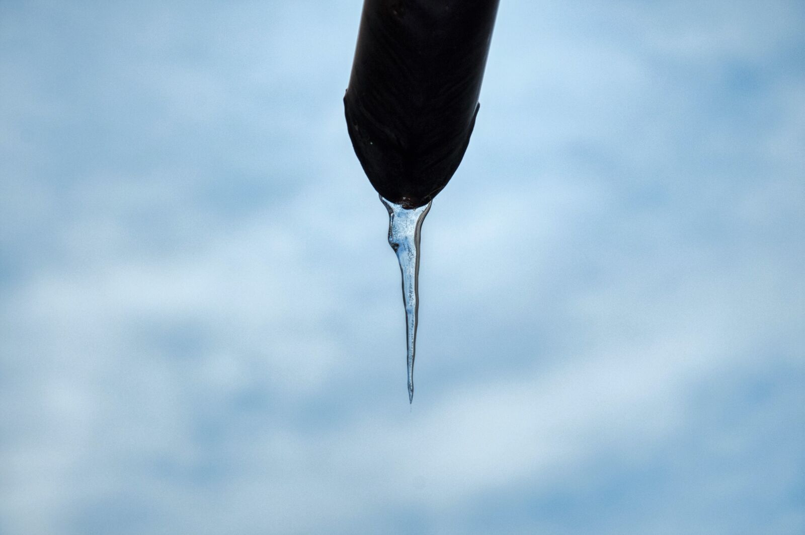 Nikon D5000 sample photo. Icicle, frozen, gutter photography