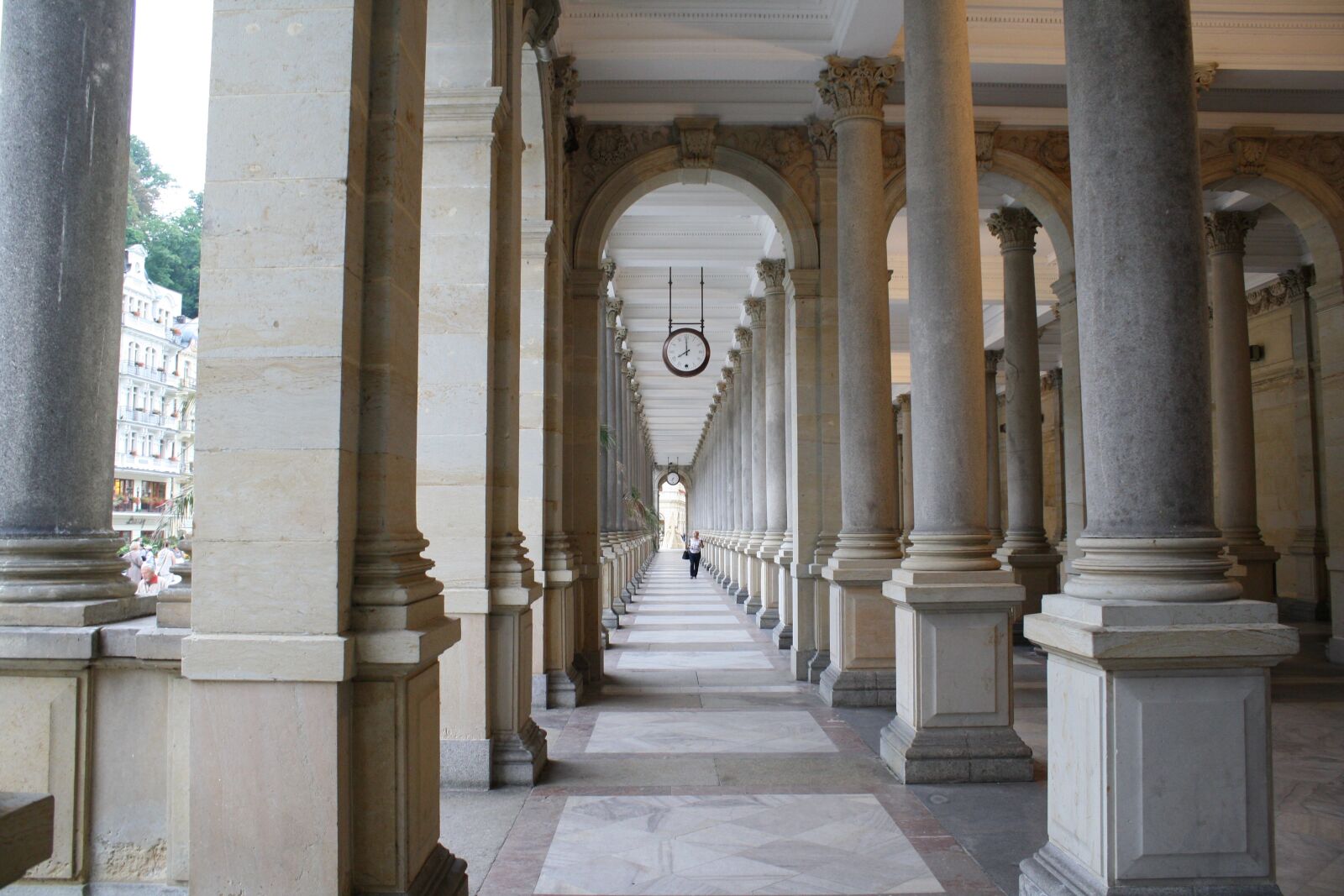 Canon EOS 1000D (EOS Digital Rebel XS / EOS Kiss F) sample photo. Karlovy vary, the colonnade photography