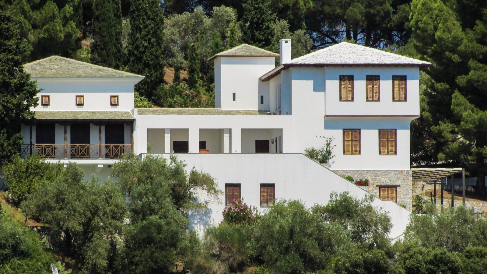 Canon PowerShot SX400 IS sample photo. House, white, traditional photography