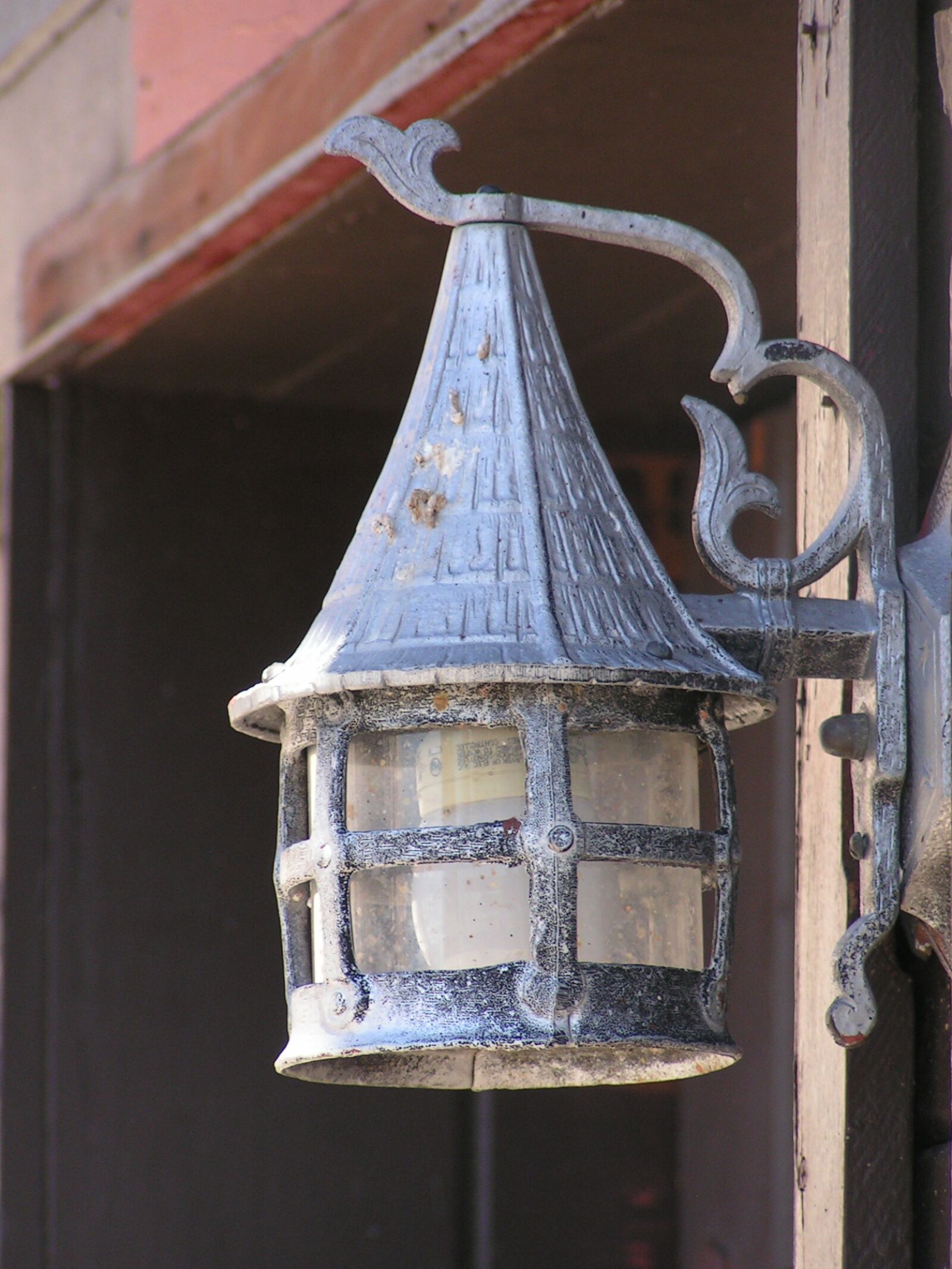 KONICA MINOLTA DiMAGE Z1 sample photo. Scotty's castle, lamp, death photography