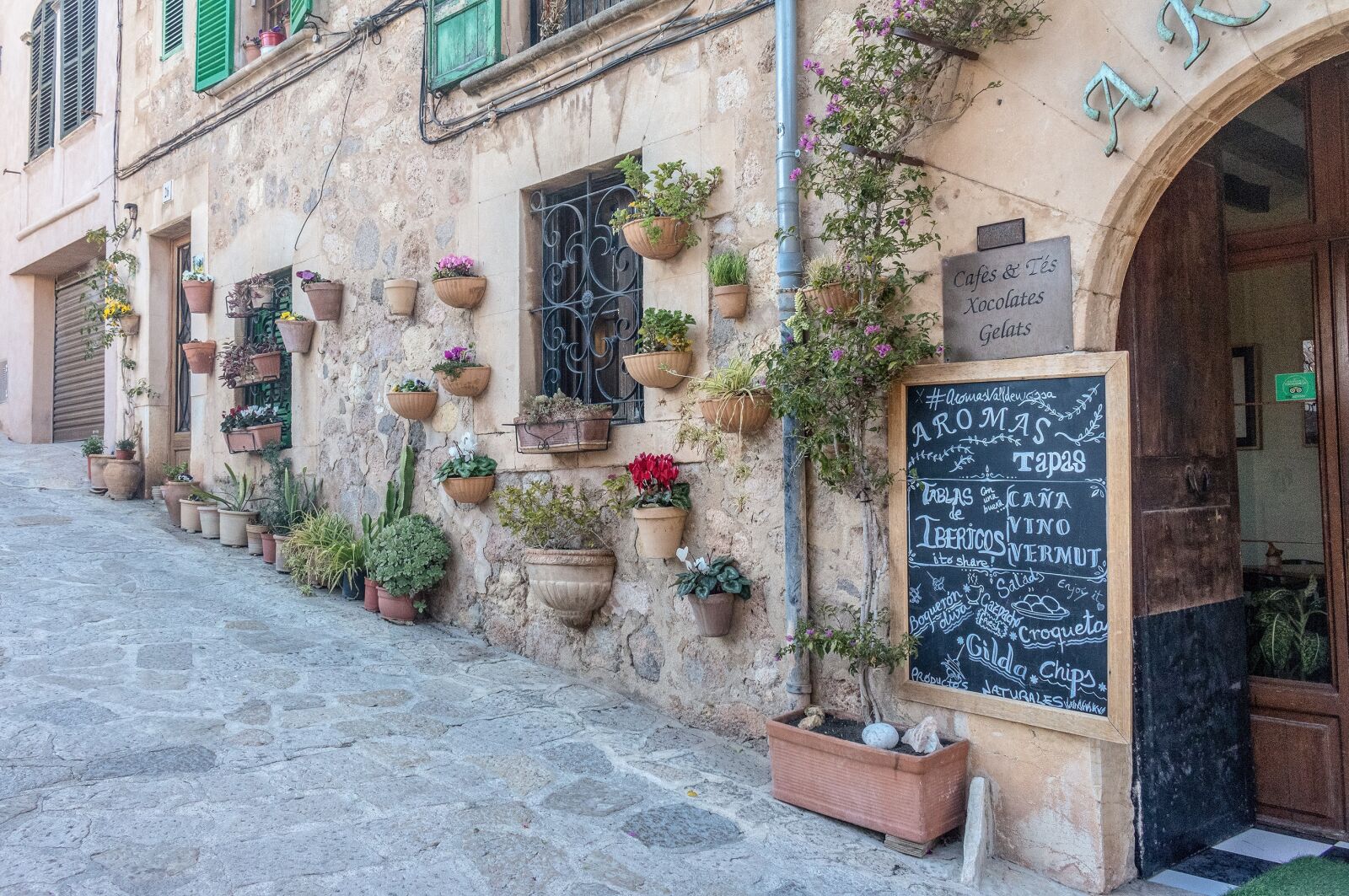 Canon EOS 750D (EOS Rebel T6i / EOS Kiss X8i) sample photo. Mallorca, valldemossa, architecture photography