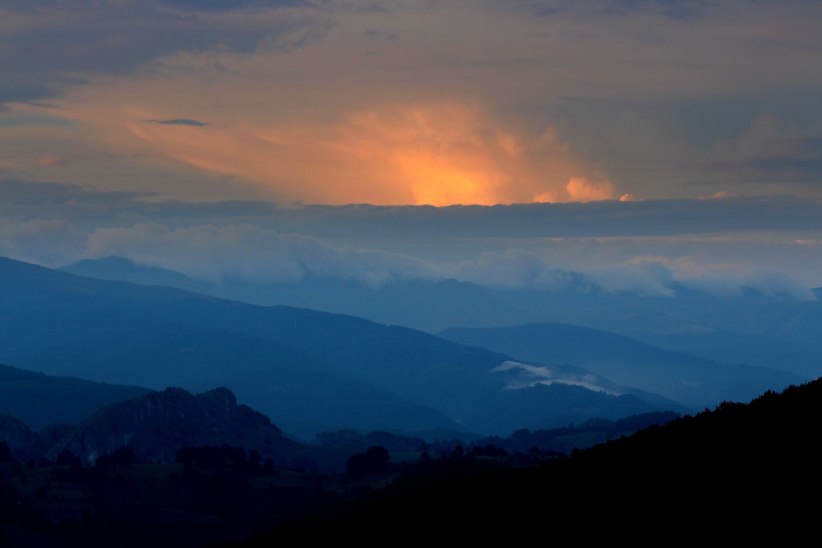 Canon EOS 700D (EOS Rebel T5i / EOS Kiss X7i) + Canon EF 85mm F1.8 USM sample photo. Mountain, sunset, top photography
