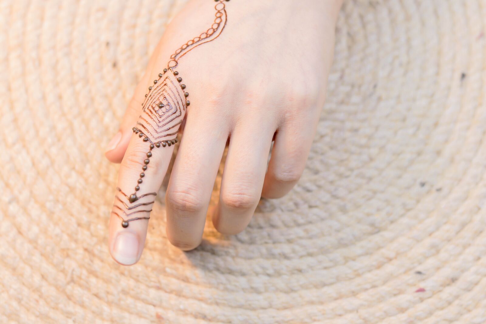 Canon EOS 80D + Canon EF 50mm F1.8 STM sample photo. Henna, hands, mehendi photography