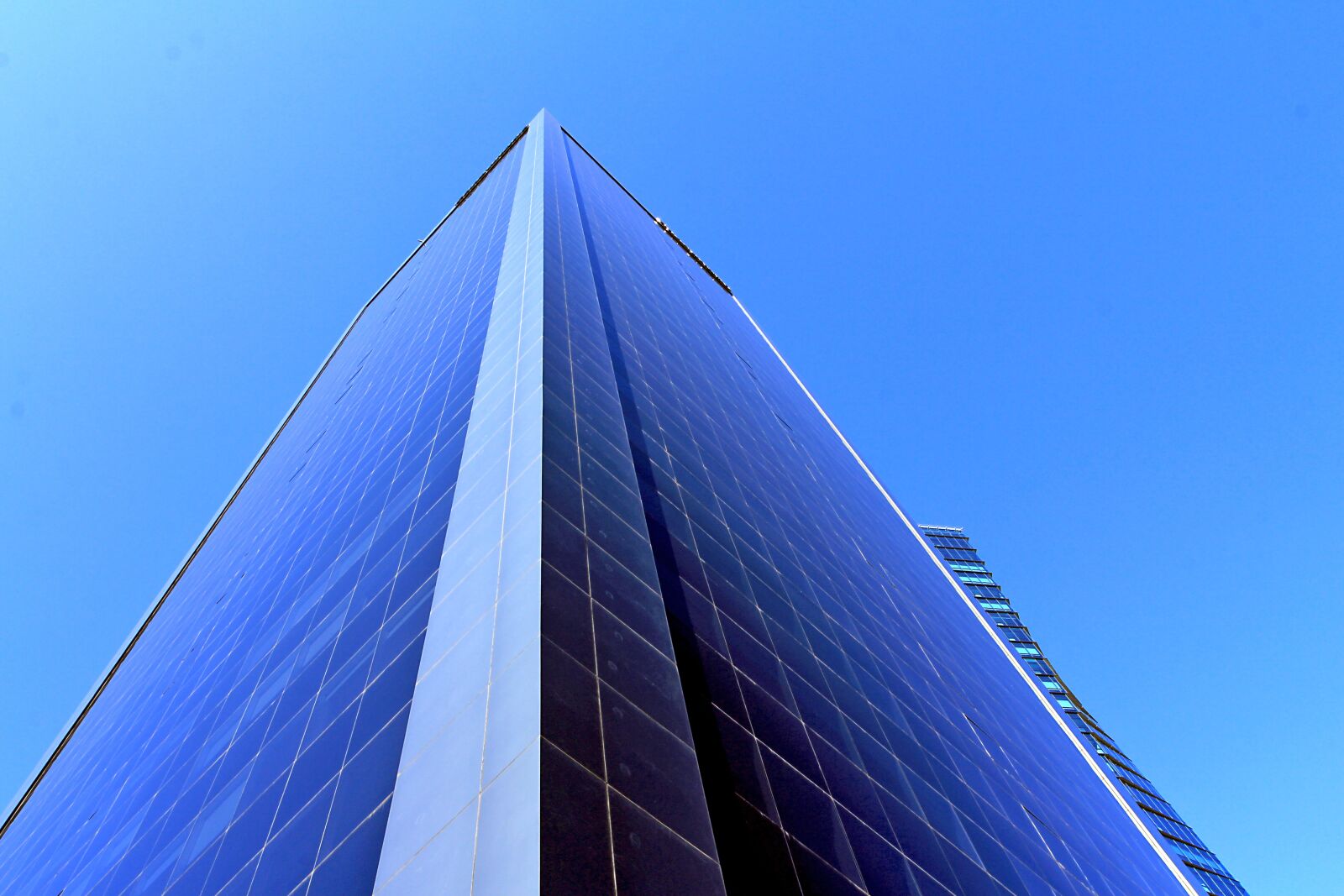 Canon EOS 60D + Canon EF-S 10-18mm F4.5–5.6 IS STM sample photo. Building, business, city photography