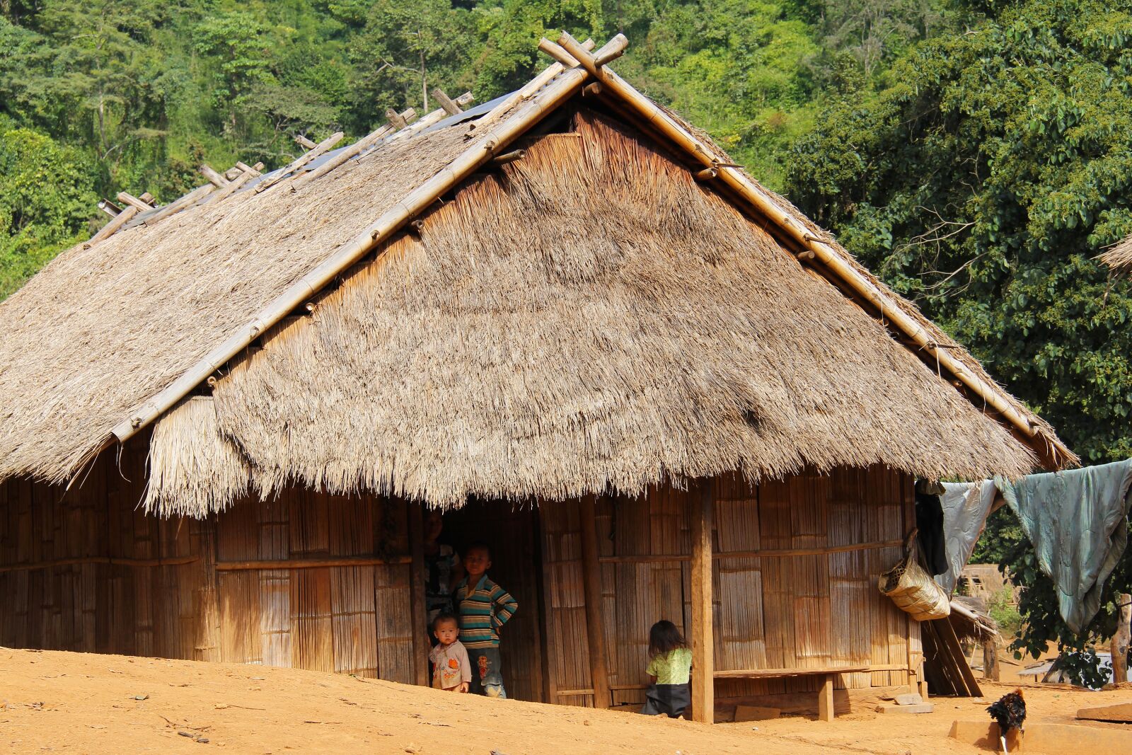 Canon EF-S 18-200mm F3.5-5.6 IS sample photo. Village, mountain, houses photography