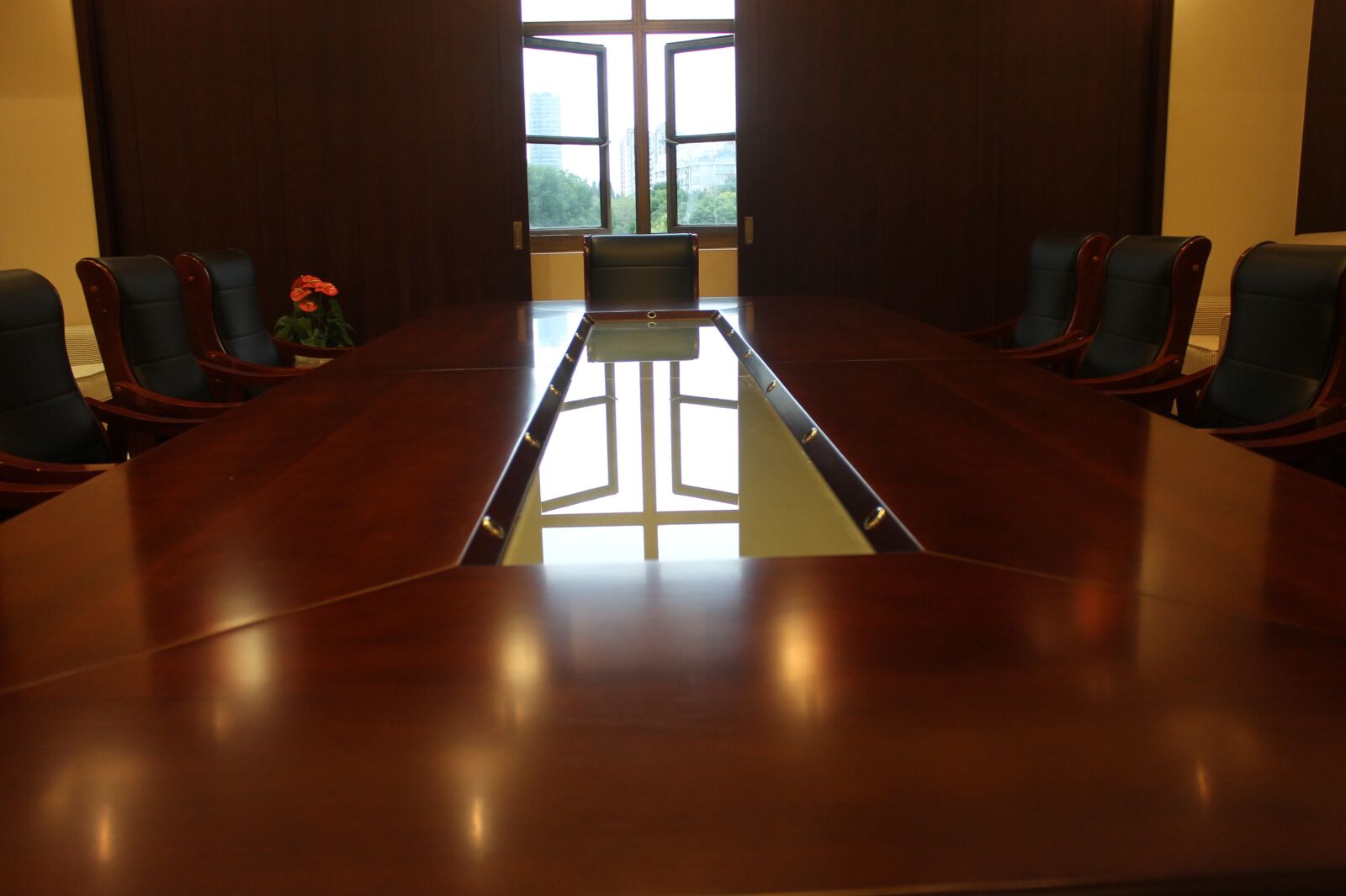 Canon EOS 1100D (EOS Rebel T3 / EOS Kiss X50) sample photo. Window, meeting room, table photography