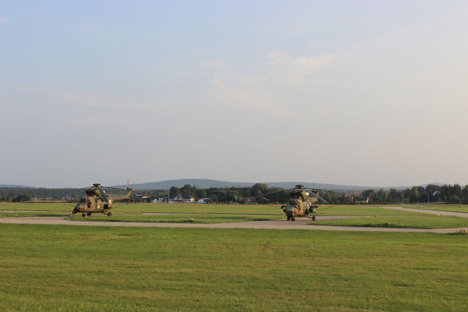Canon EOS 600D (Rebel EOS T3i / EOS Kiss X5) sample photo. Airport, helicopter, flying photography