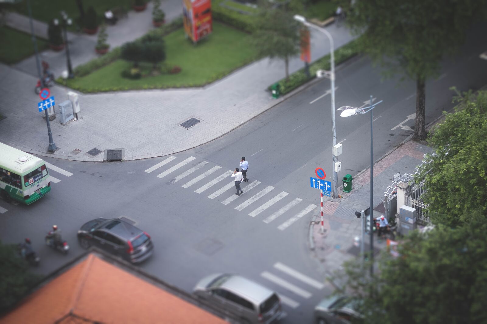 Canon EF 50mm F1.8 II sample photo. People, walking, street photography