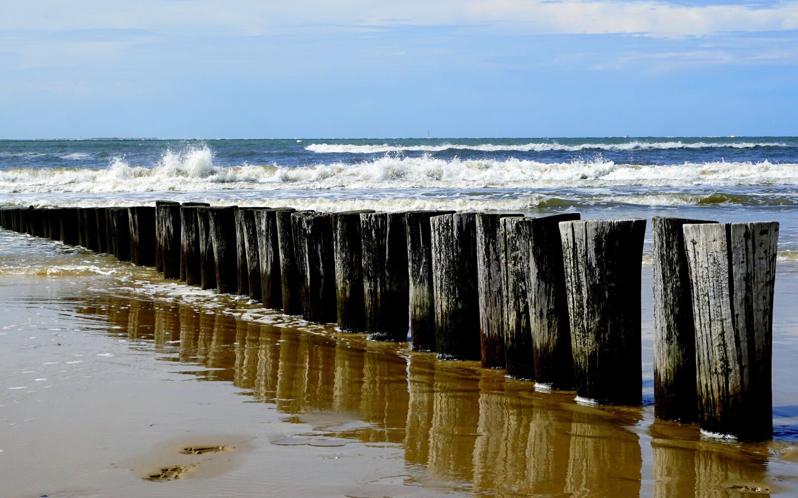 Sony E 16-50mm F3.5-5.6 PZ OSS sample photo. Waters, ocean, sea photography
