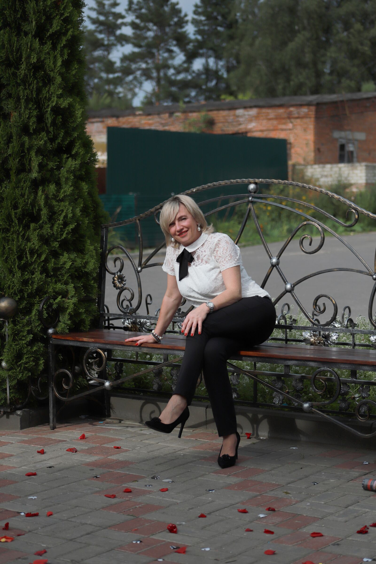 Canon EOS 6D Mark II sample photo. Woman, bench, shop photography