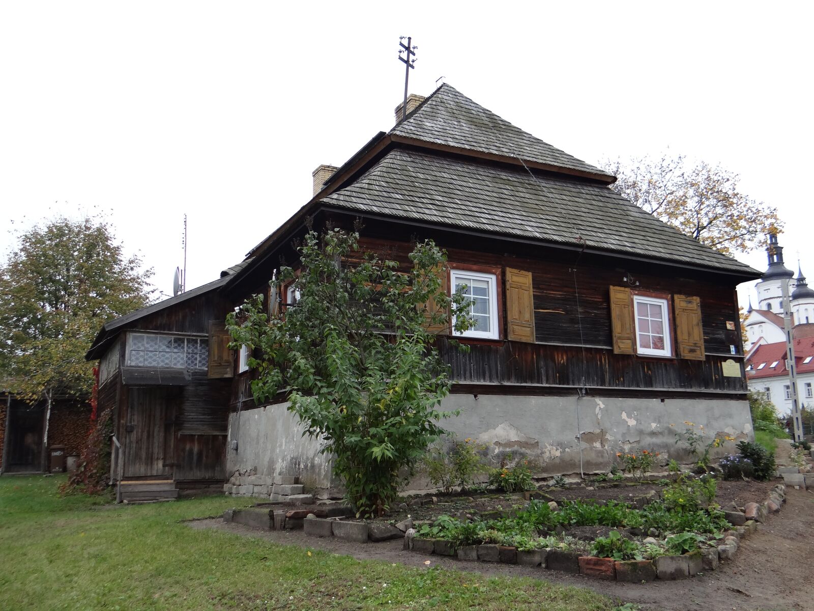 Sony DSC-HX200V sample photo. Cottage, town, the gardener photography