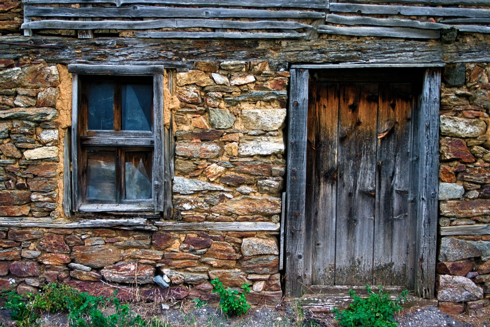 Canon EOS 350D (EOS Digital Rebel XT / EOS Kiss Digital N) sample photo. Door, windows, house photography