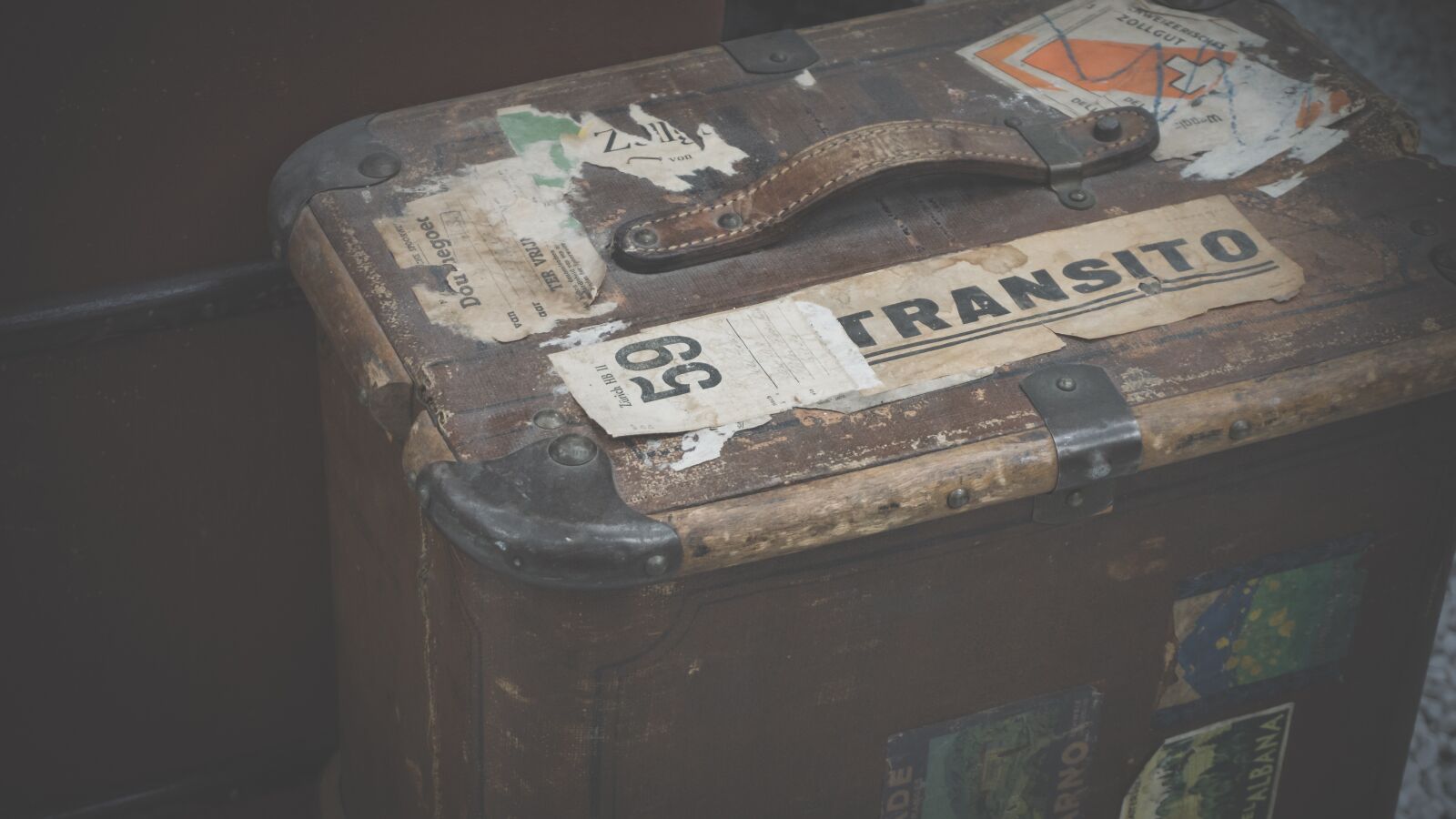 Sony a6000 sample photo. Luggage, old, old suitcase photography