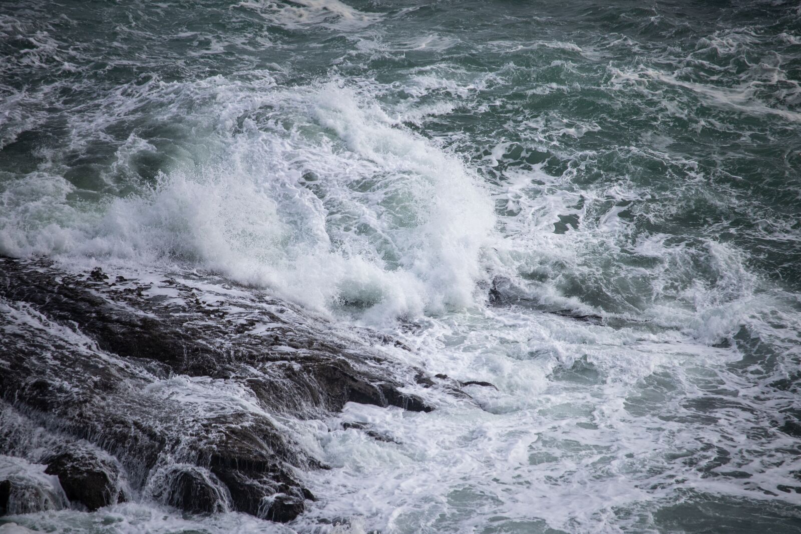 Canon EF-S 55-250mm F4-5.6 IS STM sample photo. Wave, crash, rocks photography