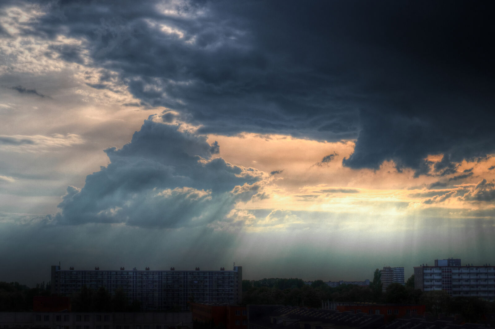 Sony SLT-A58 + Sony DT 35mm F1.8 SAM sample photo. City, clouds, cloudy, ray photography