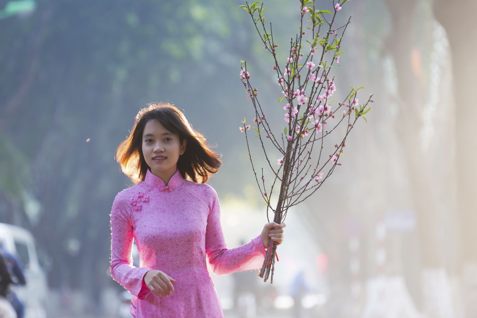 Canon EOS 5D Mark III + Canon EF 70-200mm F2.8L USM sample photo. Lady in pink, hanoi photography