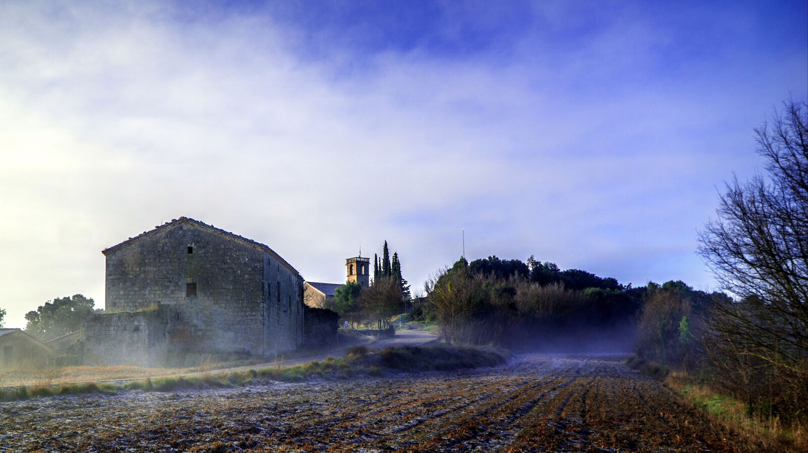 Sony a6000 + Sony E PZ 18-105mm F4 G OSS sample photo. Fog, people, rural photography