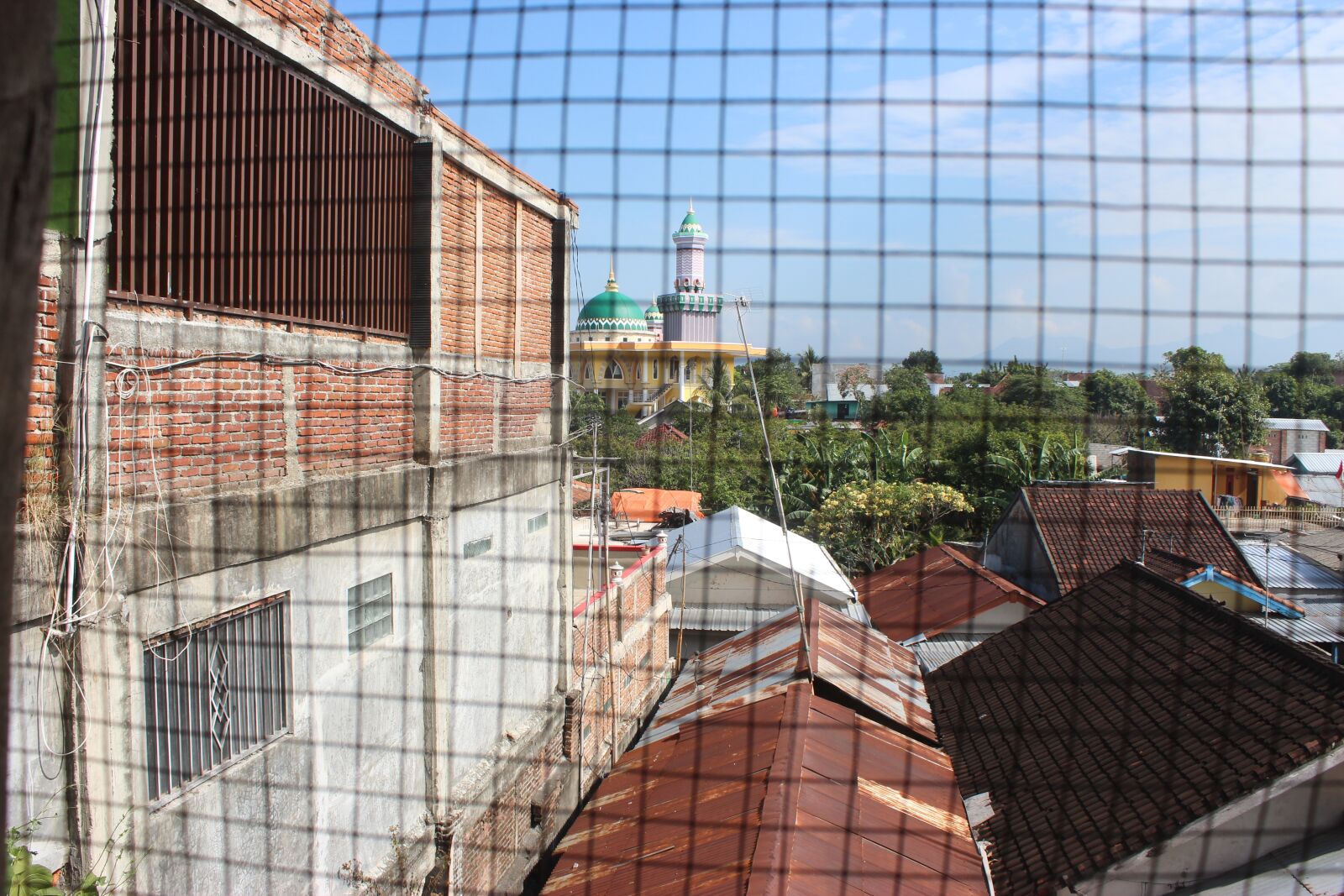 Canon EOS 600D (Rebel EOS T3i / EOS Kiss X5) sample photo. The mosque, kampung, population photography