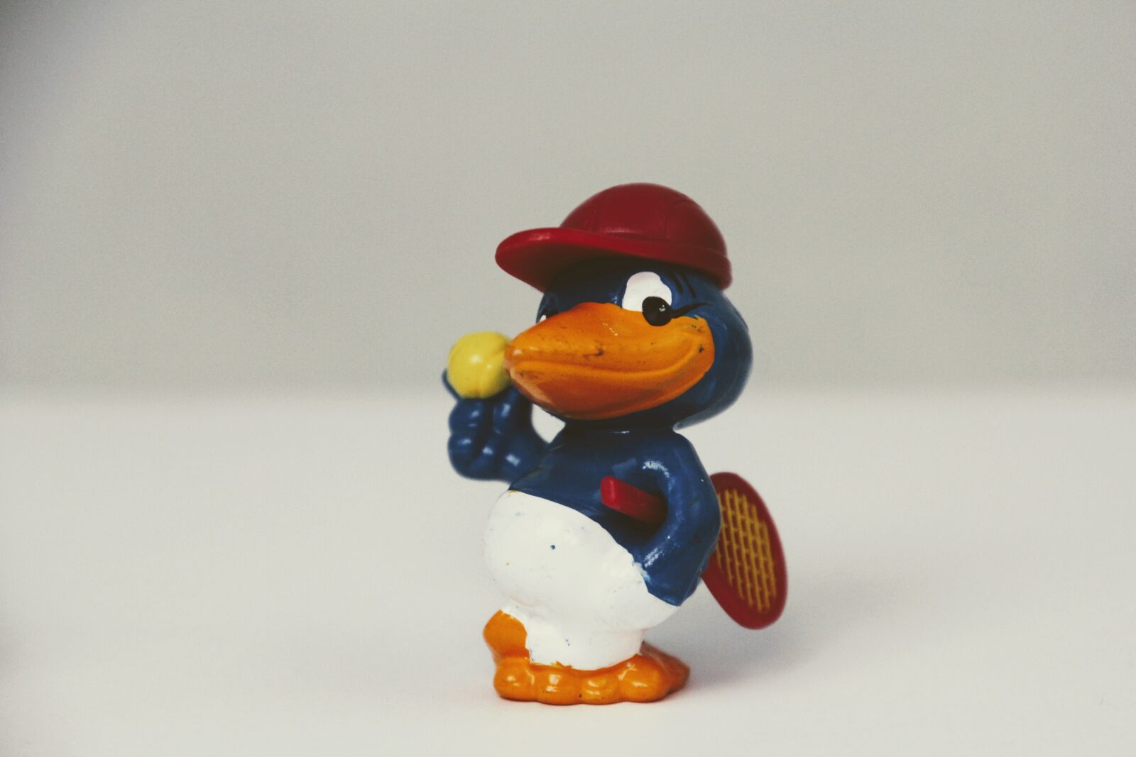 Canon EOS 60D sample photo. überraschungseifigur, peppy pingu, tennis photography