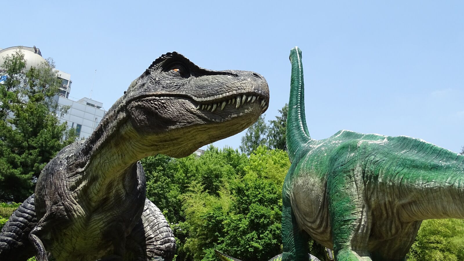Sony Cyber-shot DSC-HX400V sample photo. Dinosaurs, sculpture, park photography