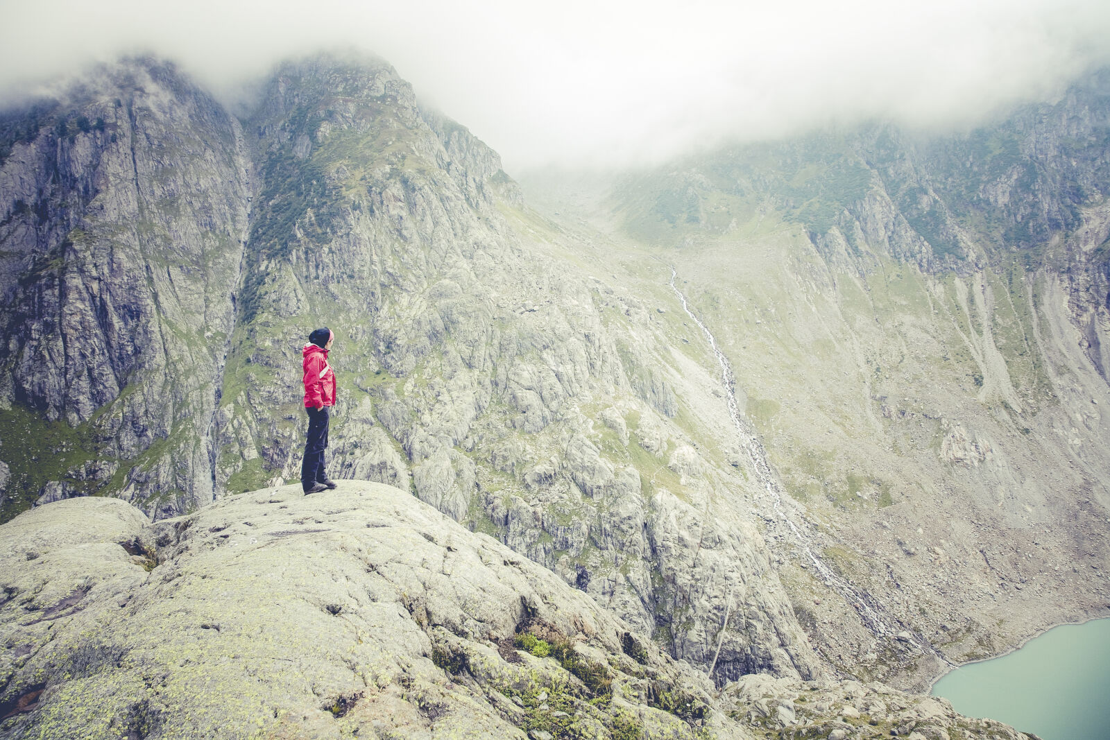 Canon EOS 5D sample photo. Person, mountain, fog, lake photography