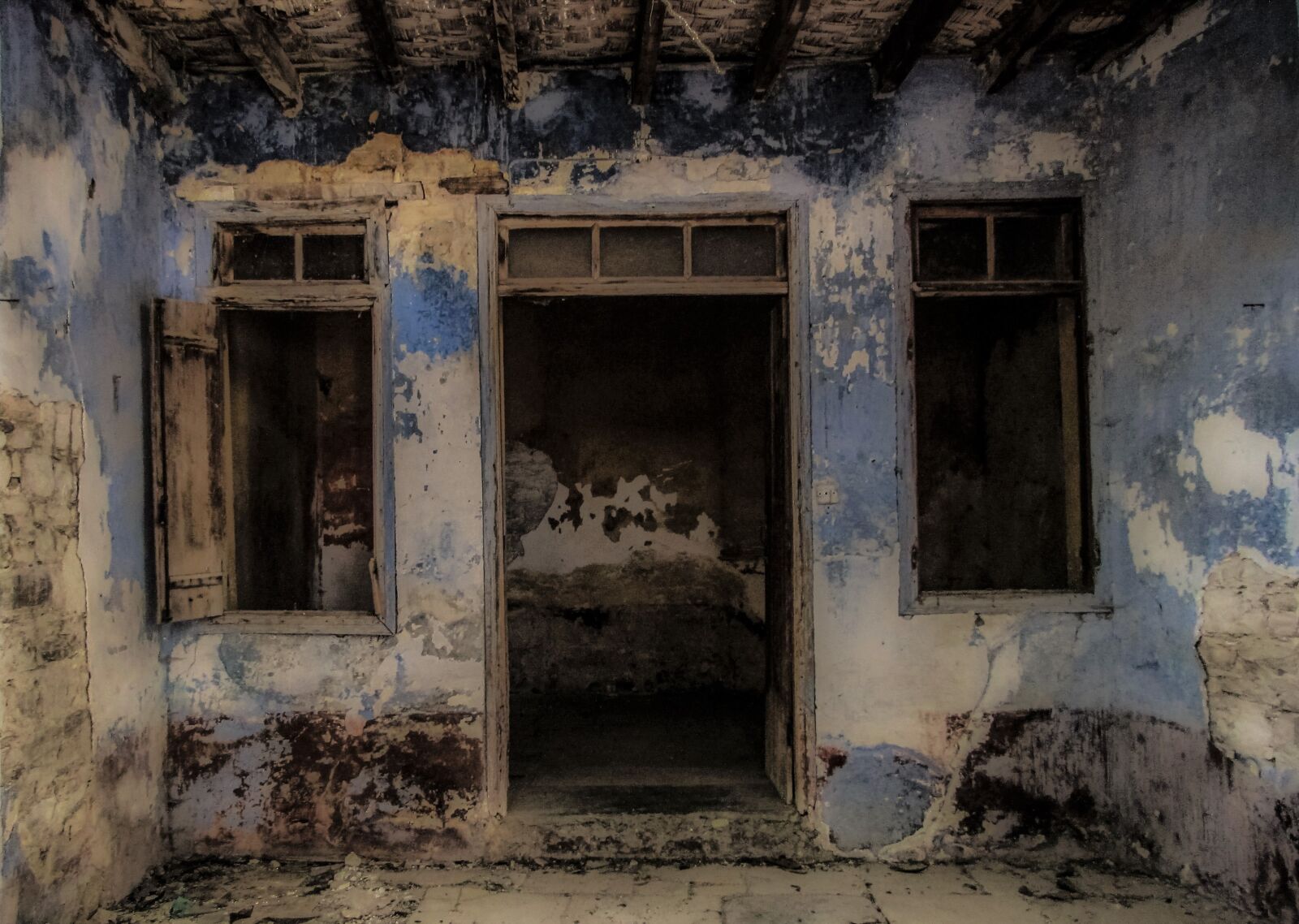 Canon PowerShot SX400 IS sample photo. Decay, wear, old house photography
