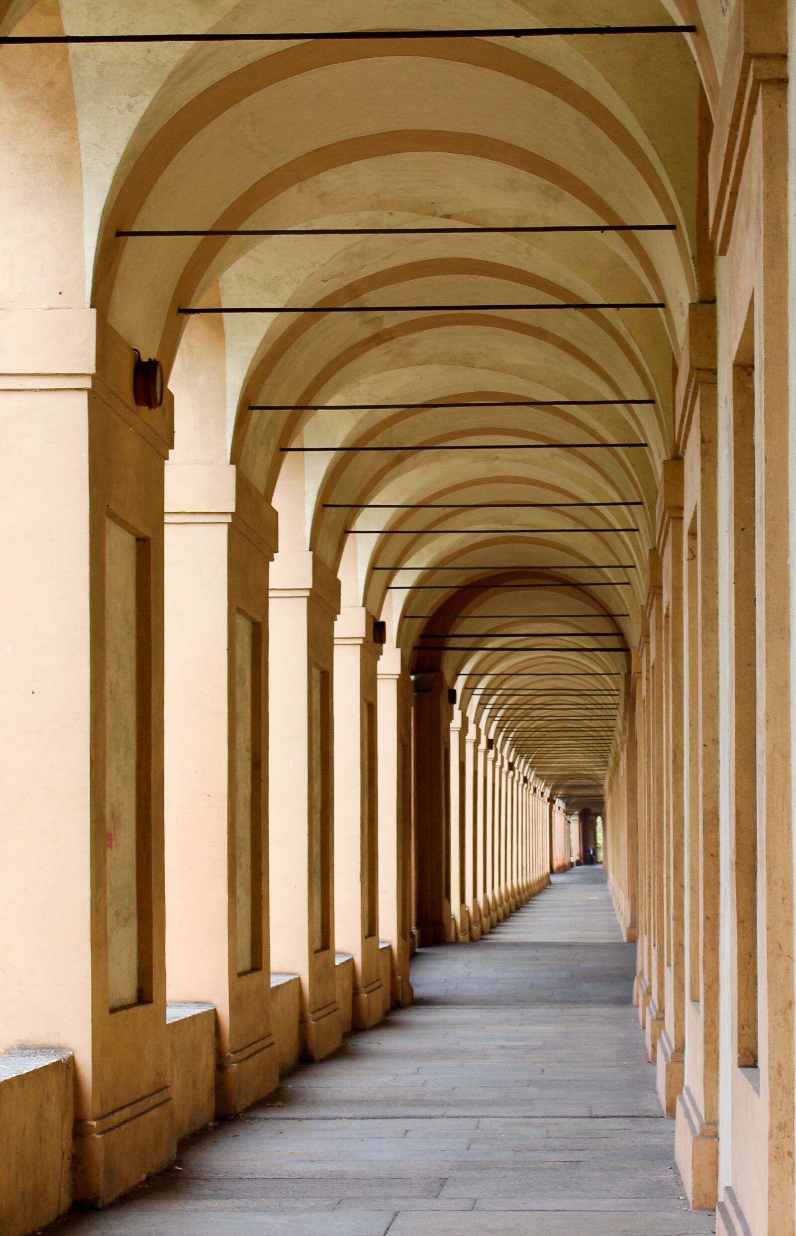 Canon EOS 700D (EOS Rebel T5i / EOS Kiss X7i) sample photo. Bologna, italy, arcades photography