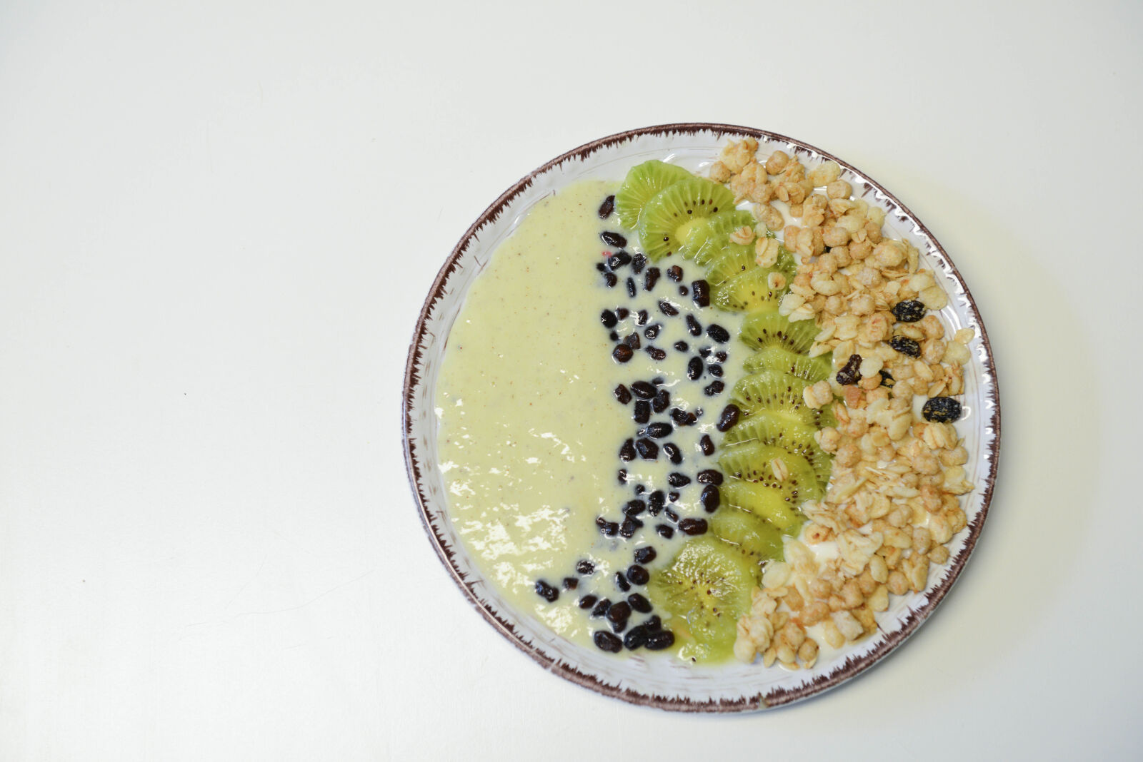 Nikon D800 + Nikon AF-S Nikkor 24-70mm F2.8G ED sample photo. Slice, kiwifruit, and, nuts photography