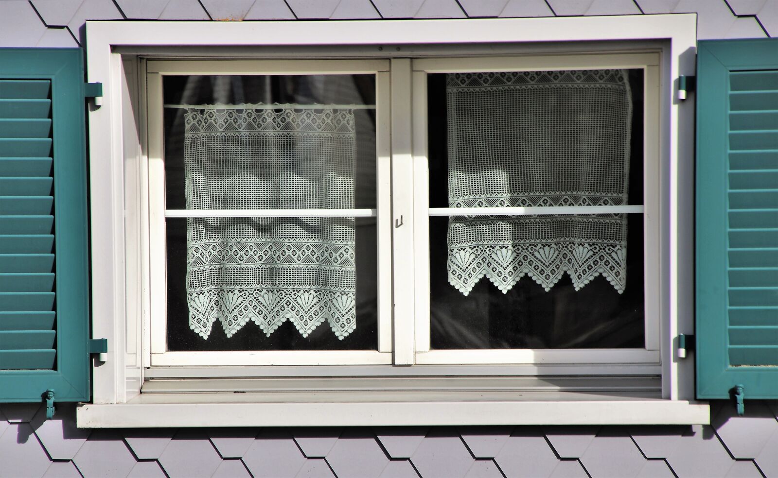 Canon EOS 80D sample photo. Window, old, shutters photography