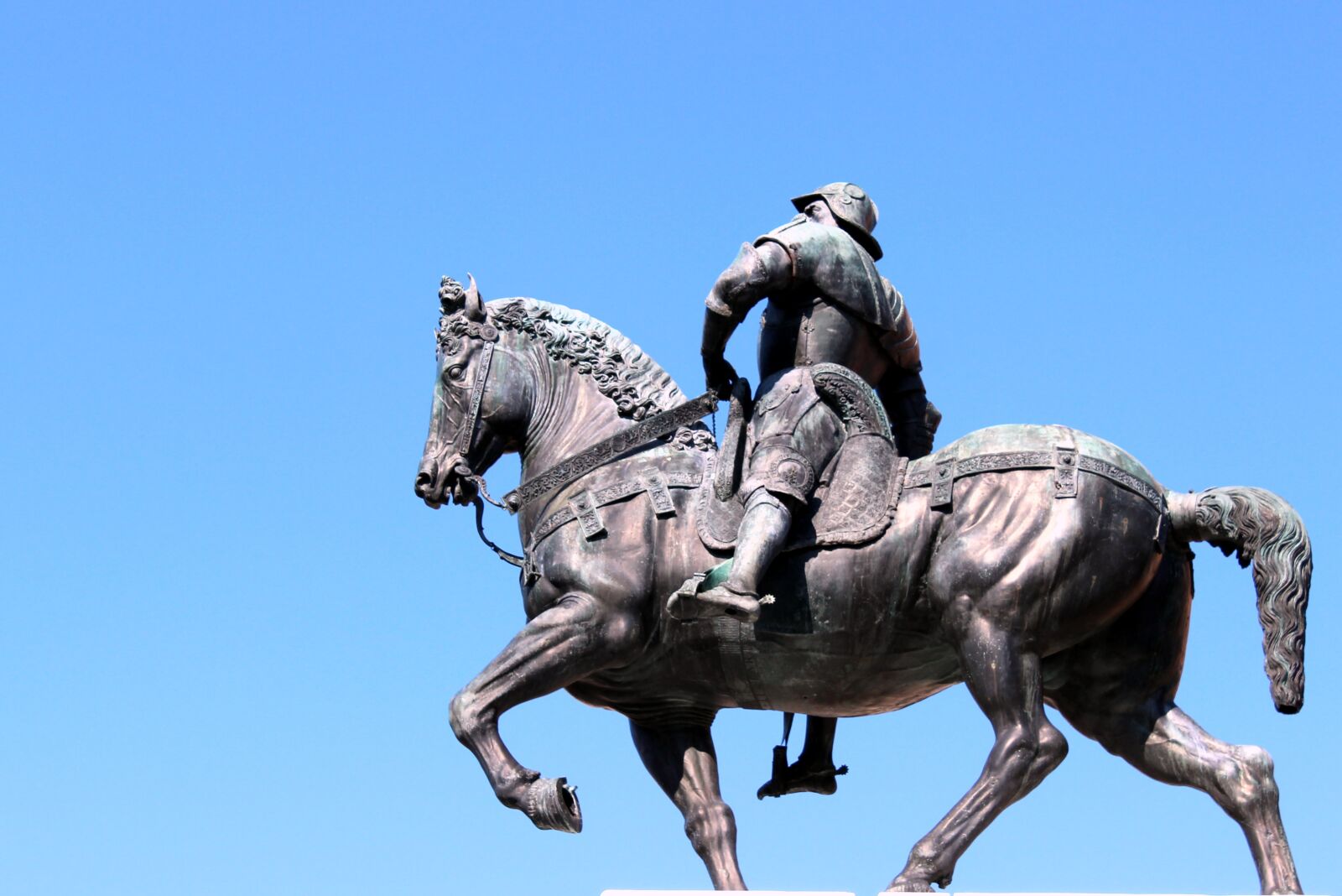 Canon EOS 600D (Rebel EOS T3i / EOS Kiss X5) sample photo. Statue, sculpture, man photography