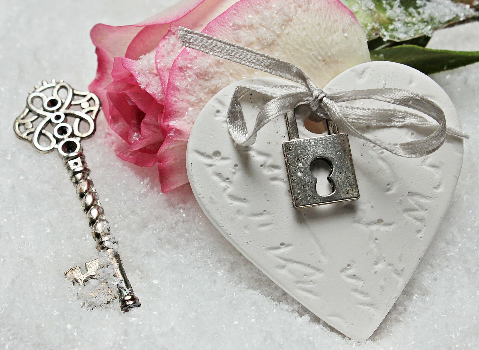 Canon EOS 550D (EOS Rebel T2i / EOS Kiss X4) sample photo. Heart, key, rose photography