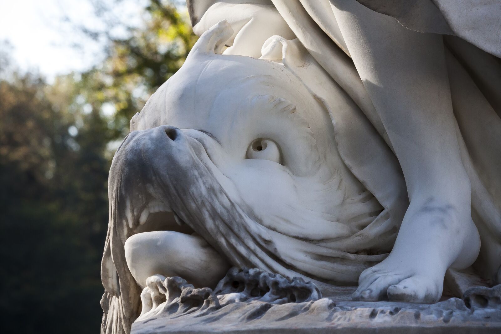 Canon EOS 50D + Canon EF 70-300mm F4-5.6 IS USM sample photo. Dolphin, sculpture, marble photography