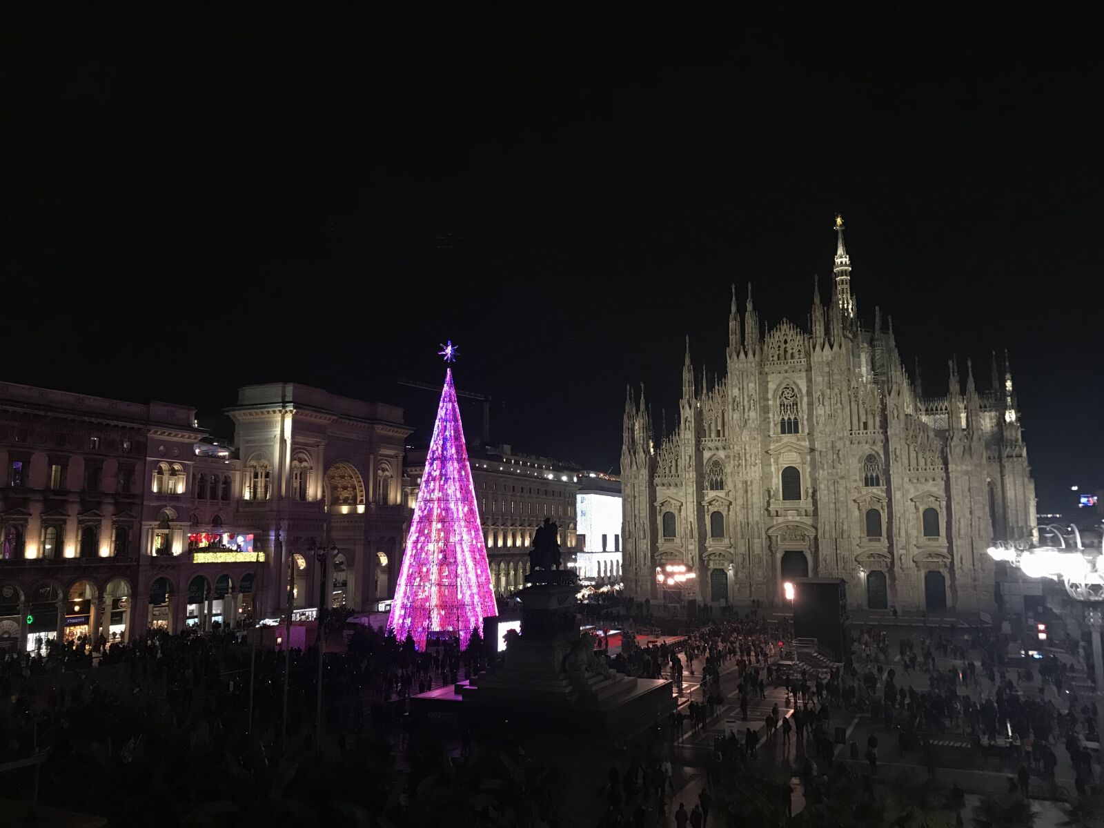 iPhone 7 back camera 3.99mm f/1.8 sample photo. Duomo in milan, christmas photography