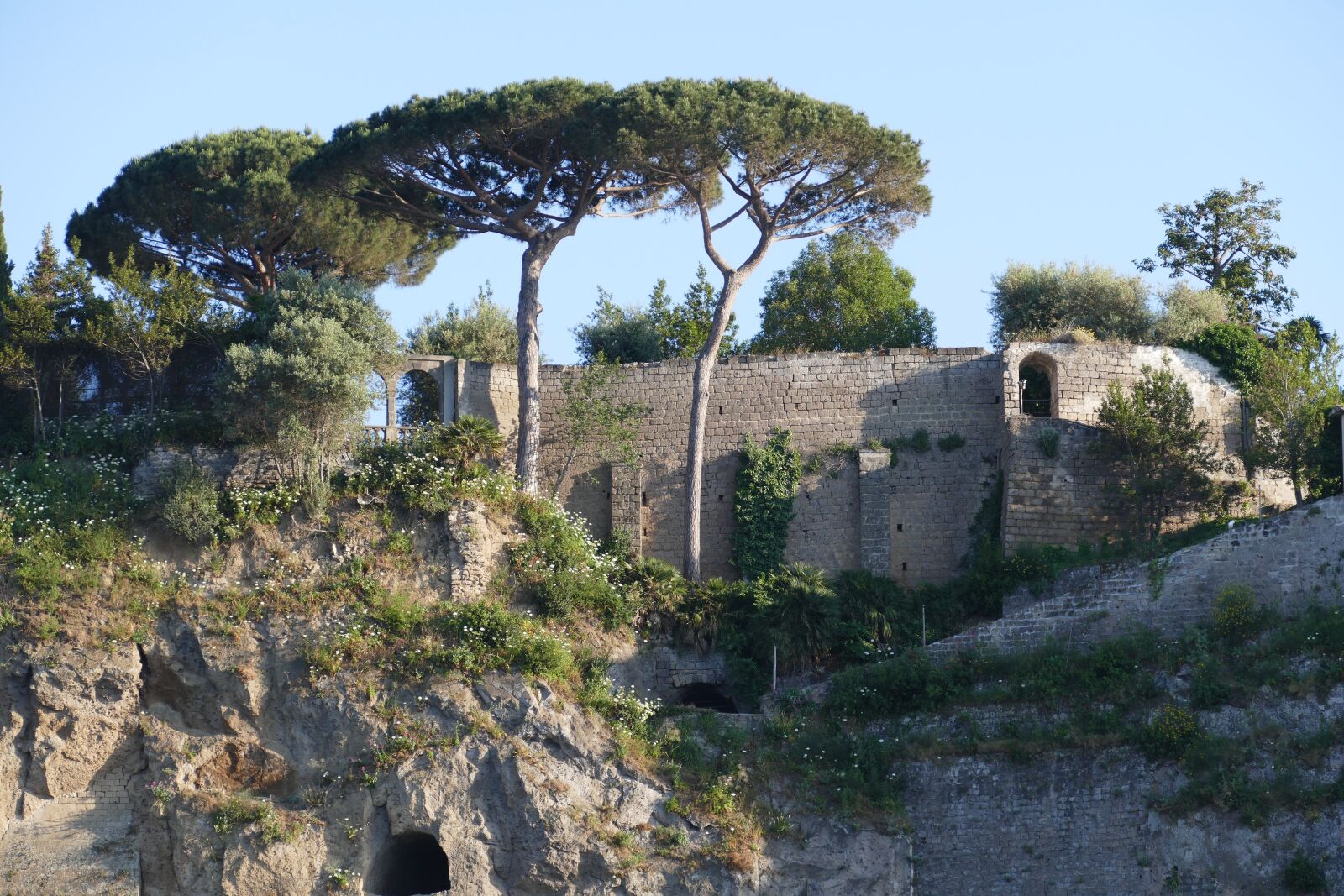 Panasonic Lumix DMC-FZ1000 sample photo. Sorrento, italy, rock photography