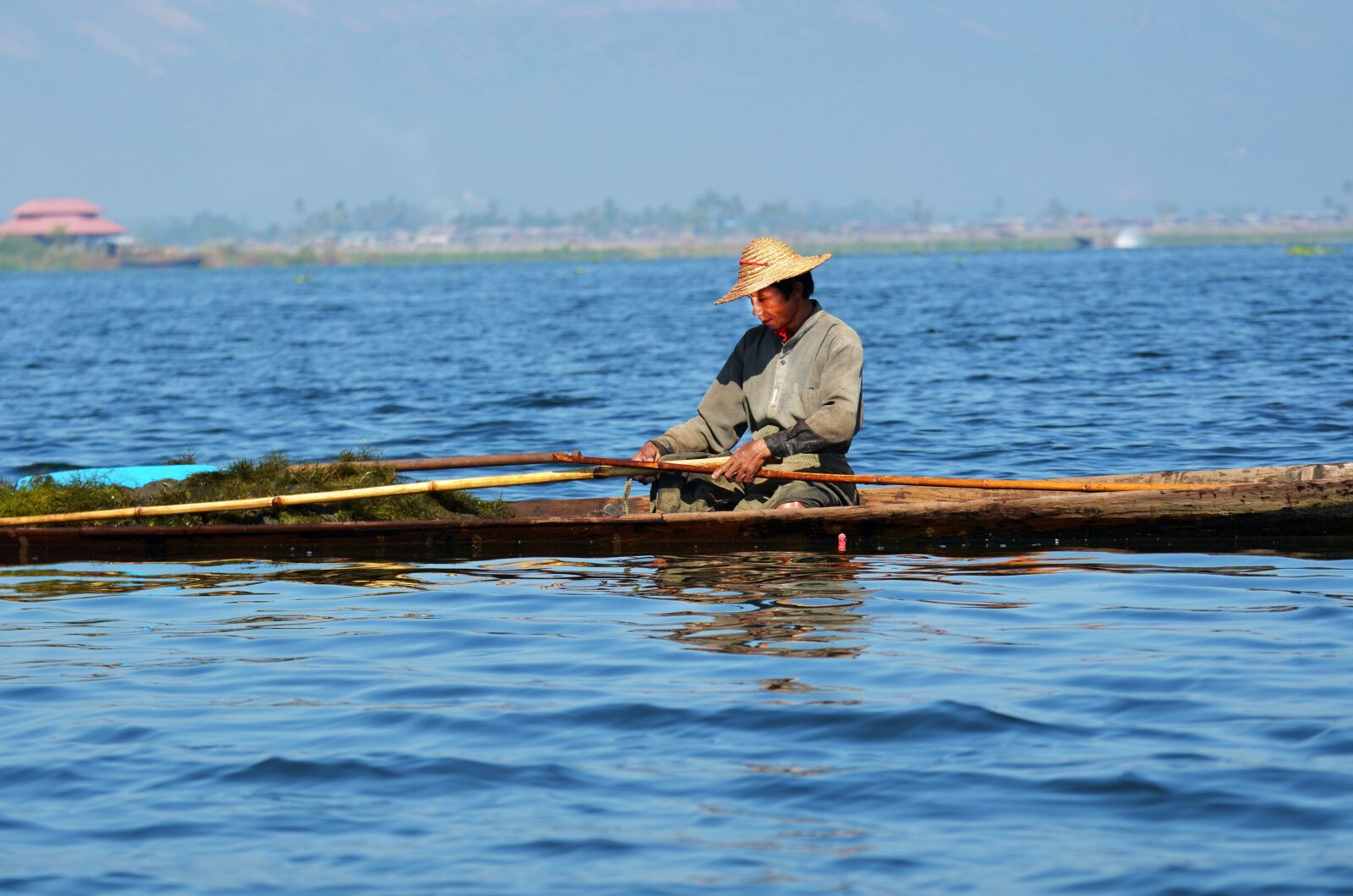 Nikon D7000 sample photo. Fisherman, single-leg-rowers, inle lake photography